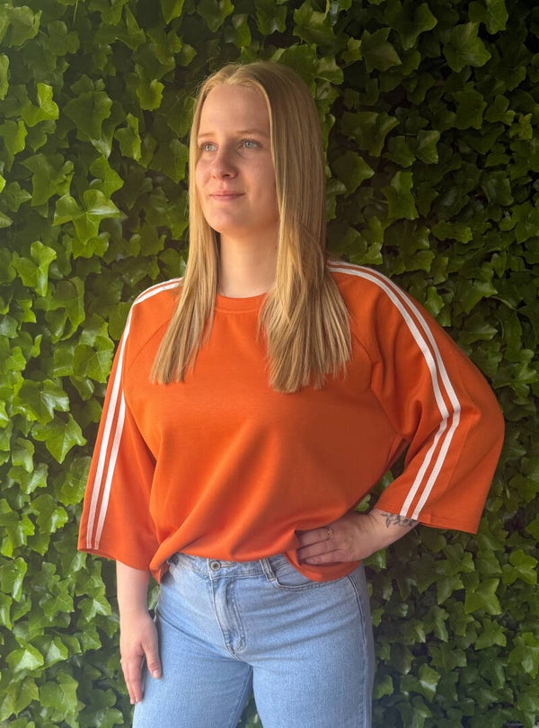 Top met driekwart mouw en dubbele streep - oranje/wit