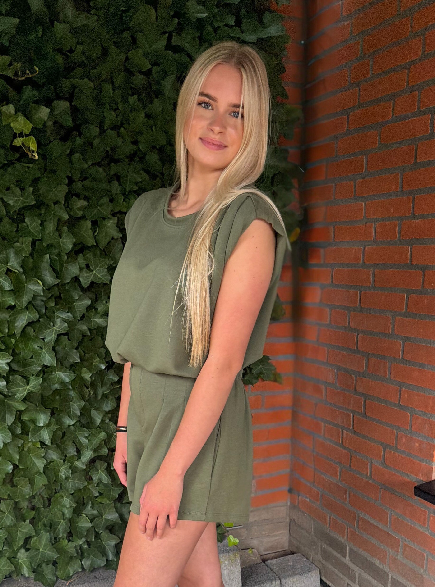 Set top met schoudervullingen en korte broek - groen