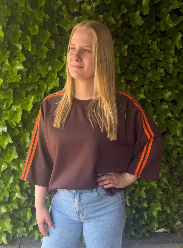 Top met driekwart mouw en dubbele streep - bruin/oranje