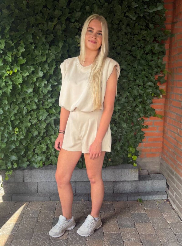 Set top met schoudervullingen en korte broek - crème