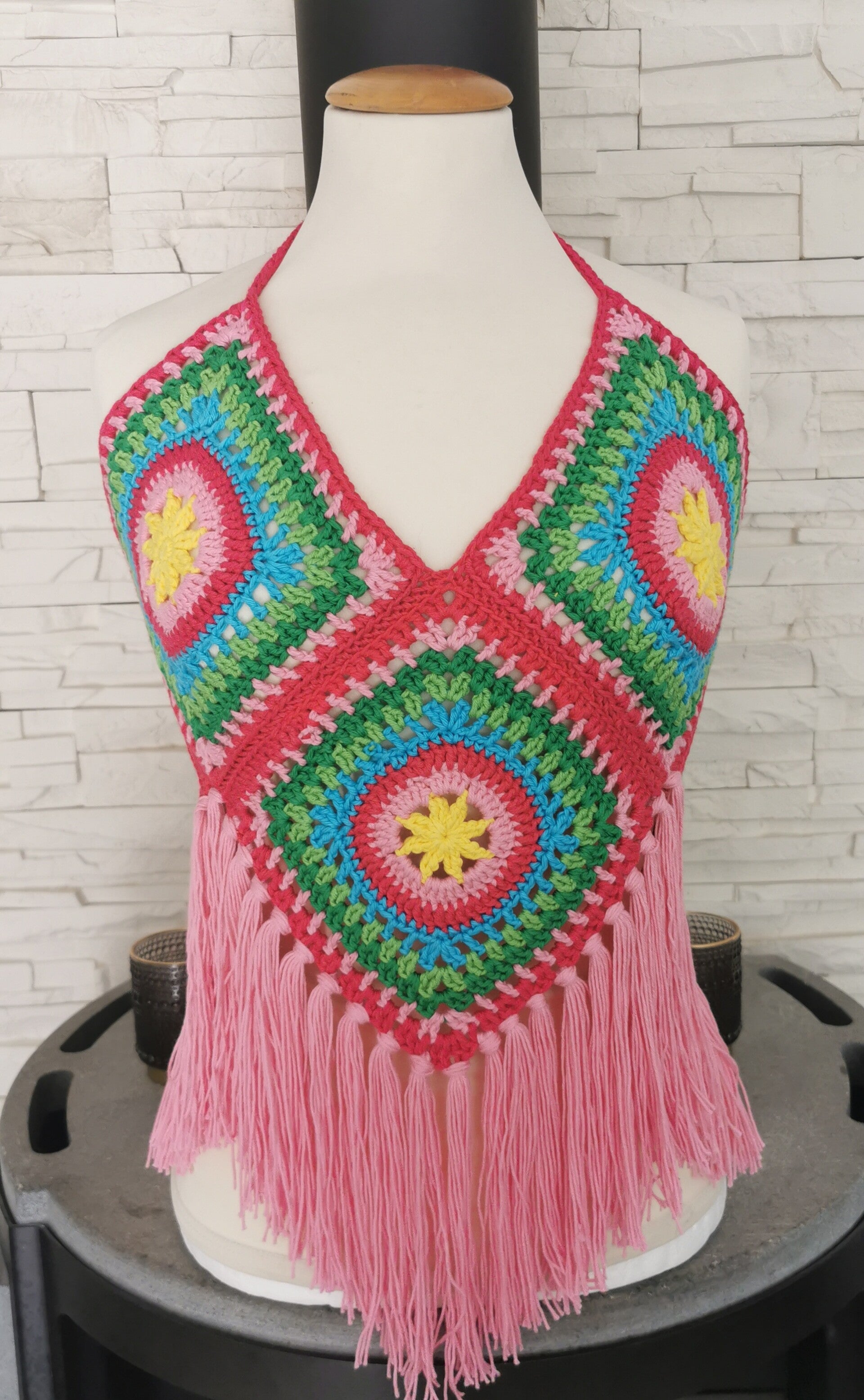 Buntes Häkel-Crop-Top im Boho-Stil.