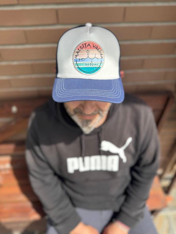Gorra unisex blanca y azul Maldita Valina
