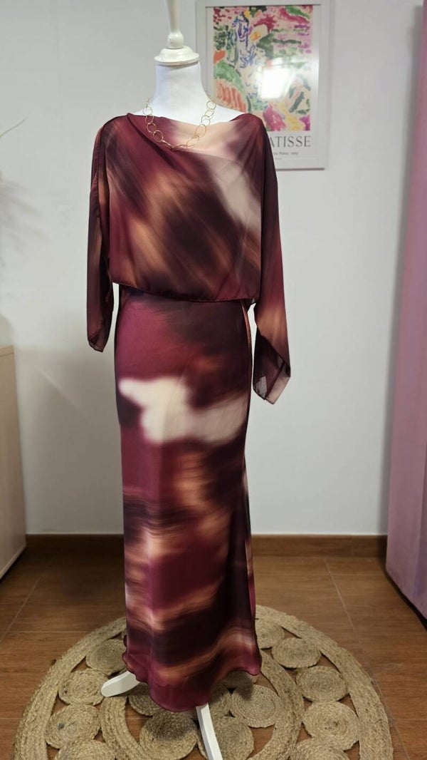 Vestido satinado con chal