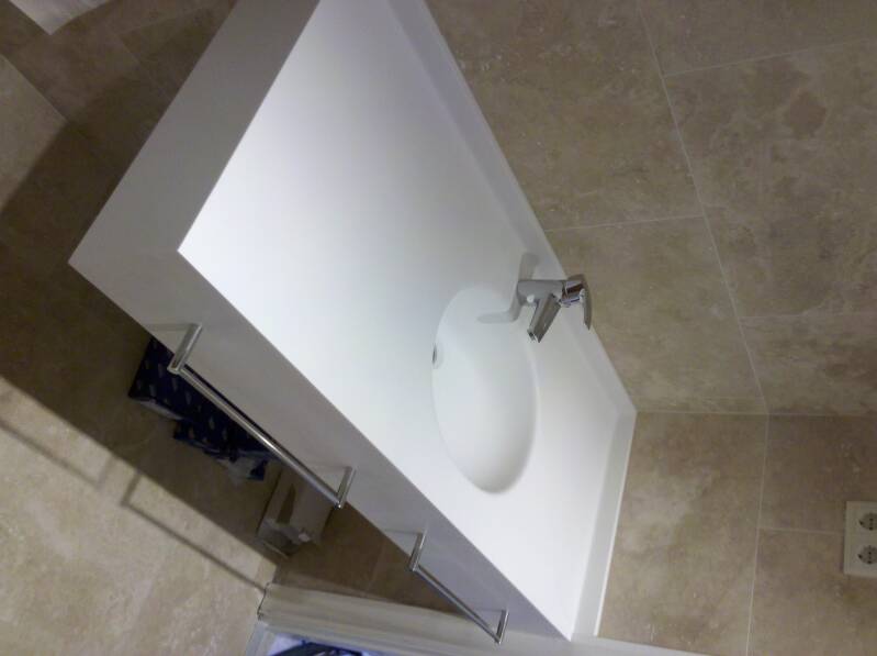 encimera-de-ba-o-en-corian-color-galcier-white-standard.jpg
