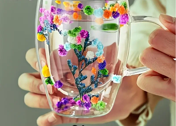 Dubbellaags glazen 'happy' mok met gedroogde bloemen