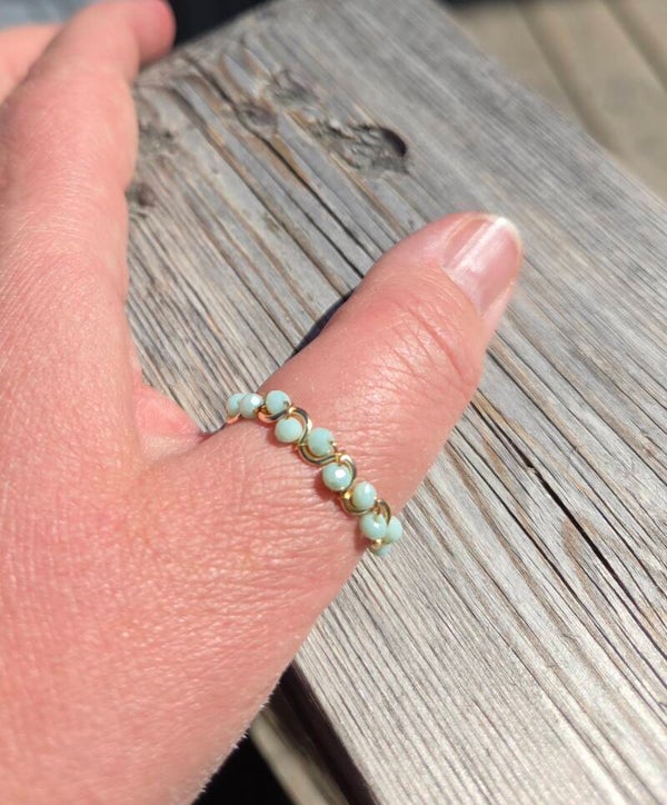 Ring i wire med fasseterte 3 mm perler