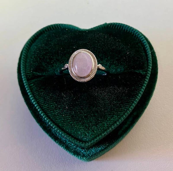 Ring Kunziet verzilverd en verstelbasr