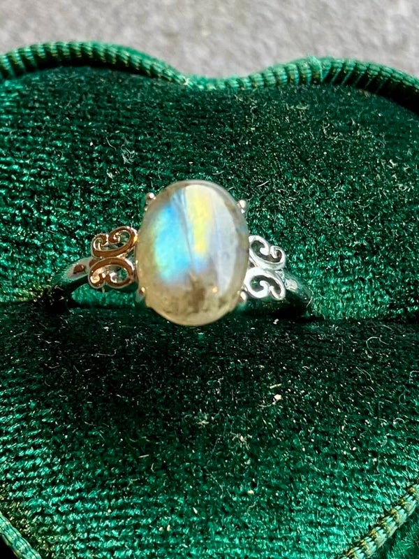 Labradoriet ring verzilverd en verstelbaar