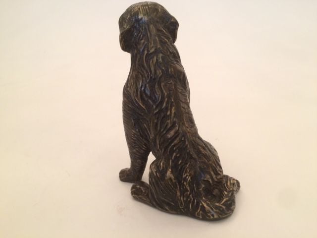 Bronzen Honden beeldje. Een trouwe Labrador retriever in Brons. De hond zit te wachten op het volgende commando.