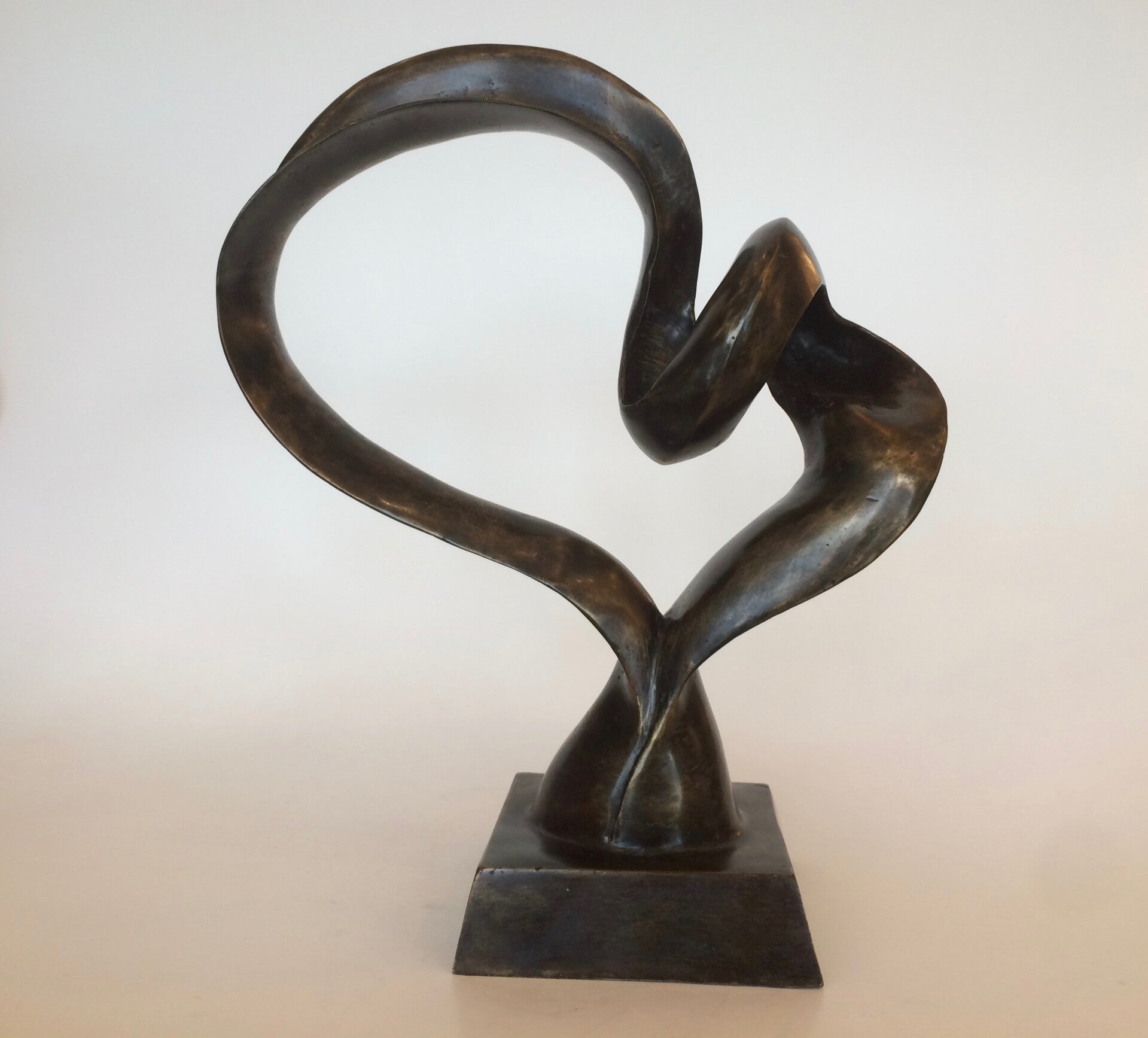 Klik op de afbeelding voor meer abstract vormgegeven bronzen beelden