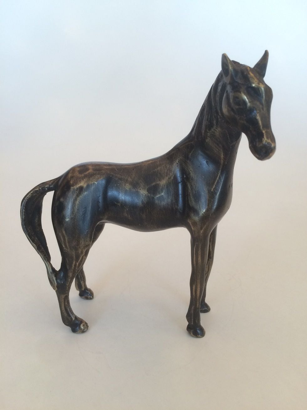 Bronzen dieren beeldje van een jong veulen in brons