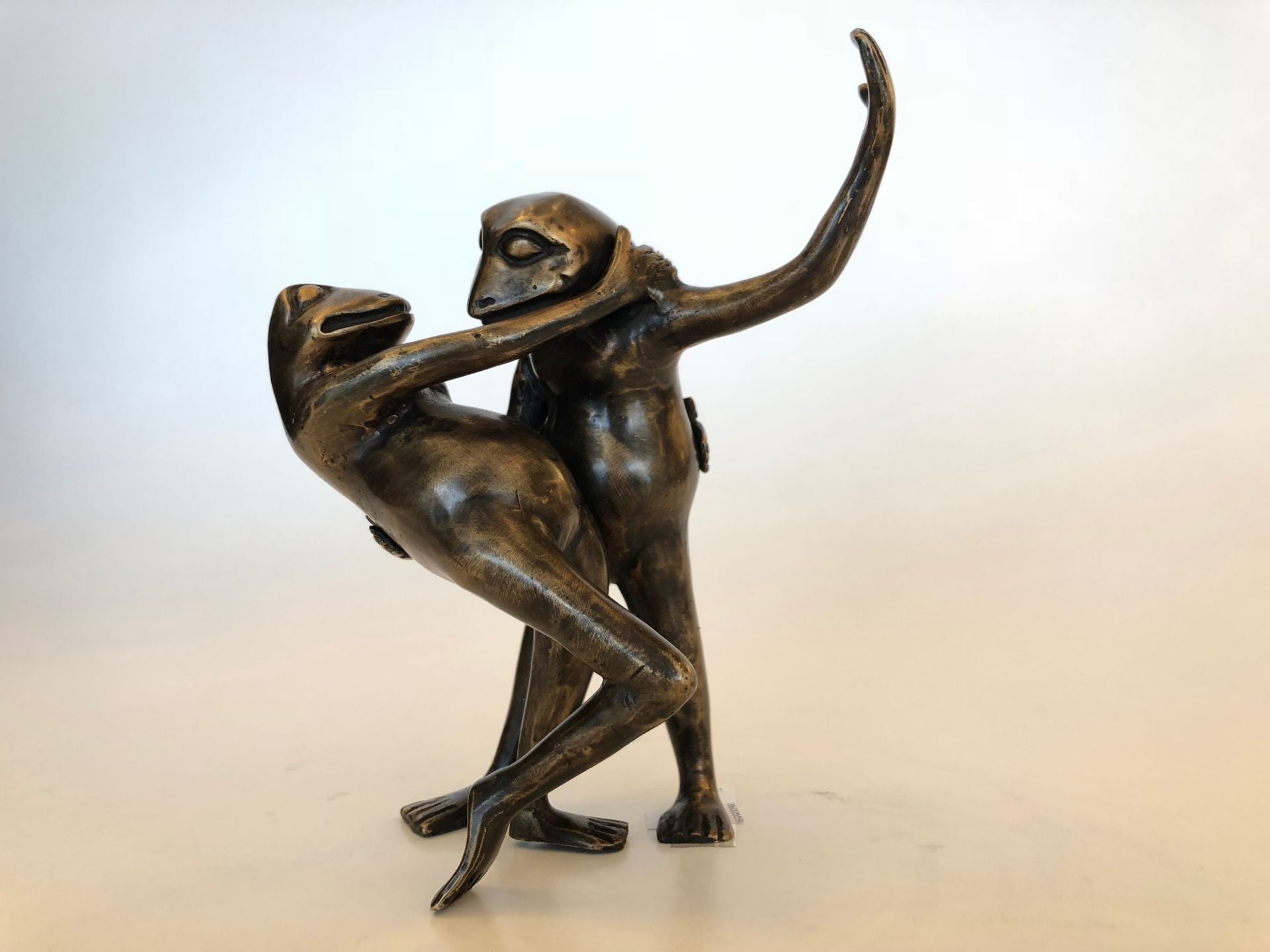 Bronzen beeldje van dansende kikkers