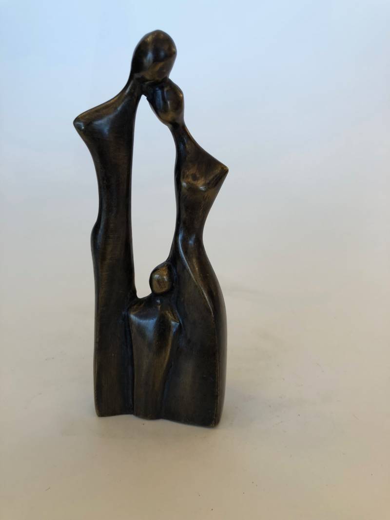 Bronzen beeld van een abstract gestileerd gezinnetje door Marius Verhagen.