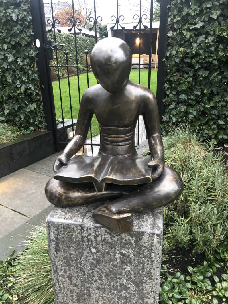 Bronzen tuin beeld van Jonge vrouw genietend van de zon in Brons van Bronzen Beelden Winkel NIjmegen