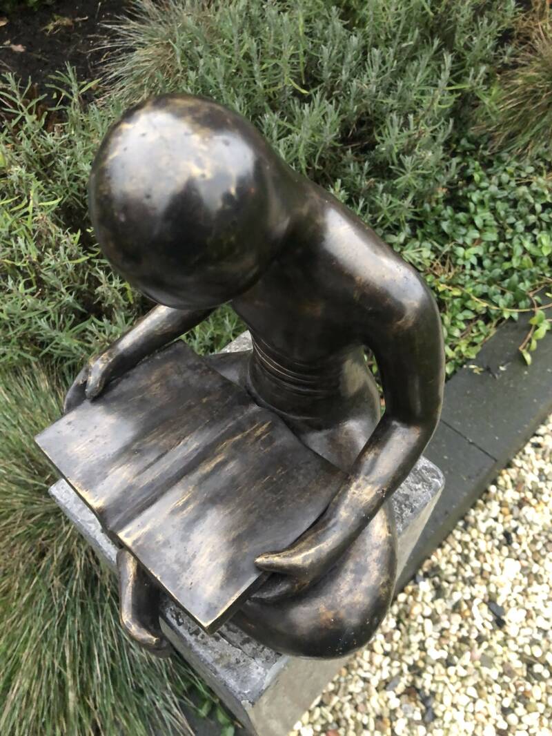 Bronzen tuin beeld van Man die een boek leest in Brons van Bronzenbeelden-winkel Nijmegen Lent