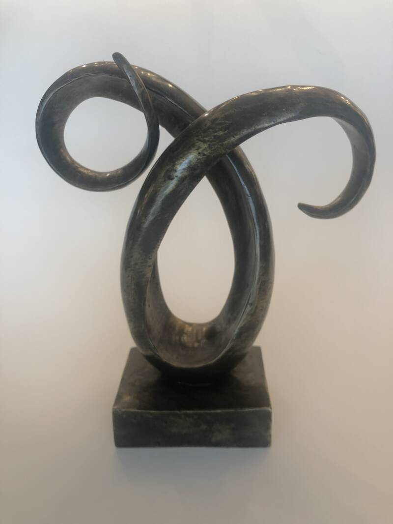 Abstract bronzen beeld the move door Marius Verhagen een beeld met een beweging met flair ....