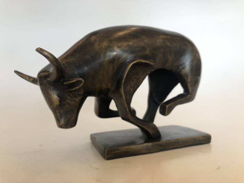 Jonge poes in brons op bronzen sokkel