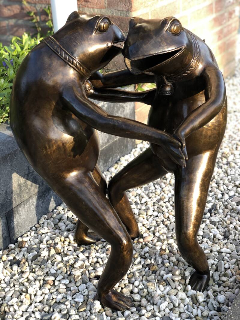 Bronzen Kikker Beeld. Een verliefd paar dansende kikkers in Brons