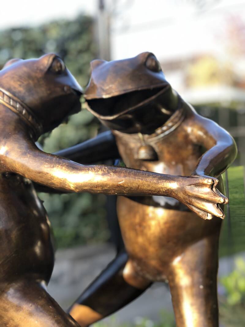 Bronzen Kikker Beeld. Een verliefd paar dansende kikkers in Brons