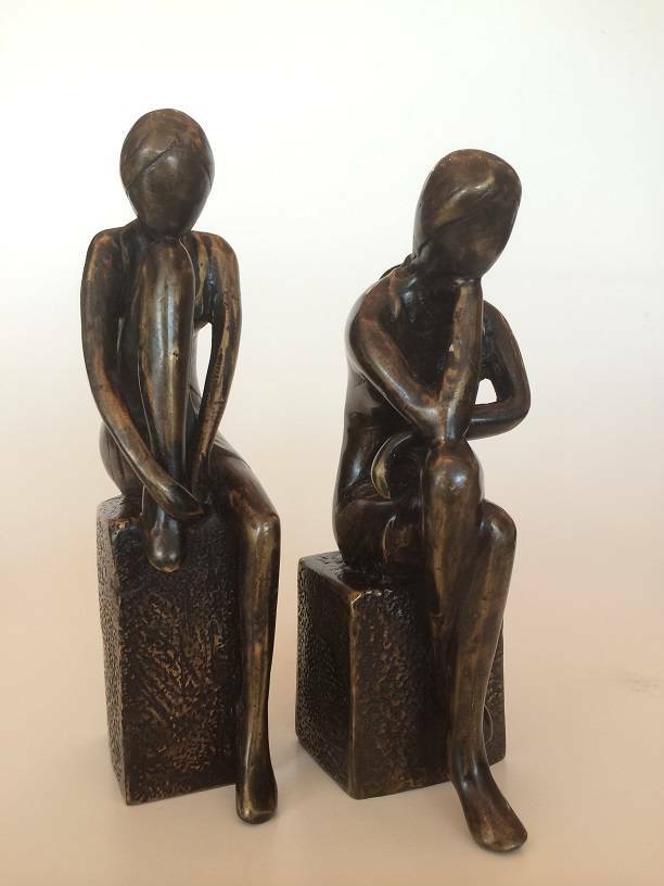 Bronzen Beeld - Meisjes zittend op sokkel in brons