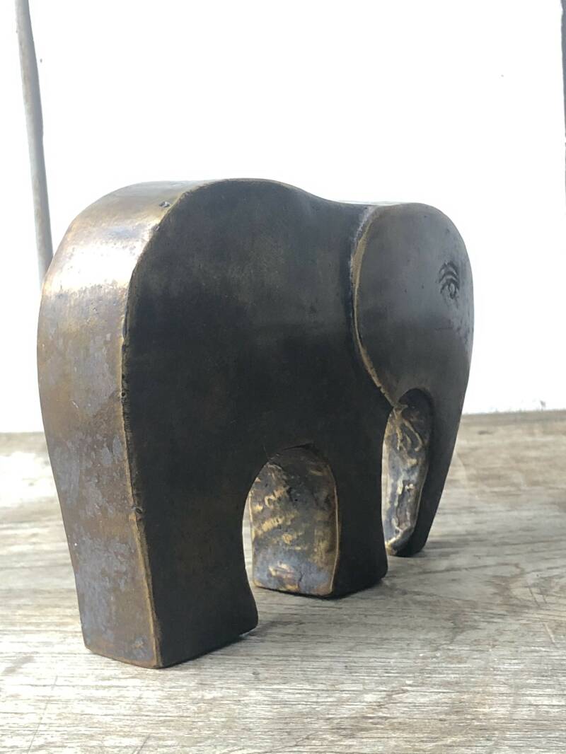 Bronzen beeldje van een abstract vormgegeven olifant in brons
