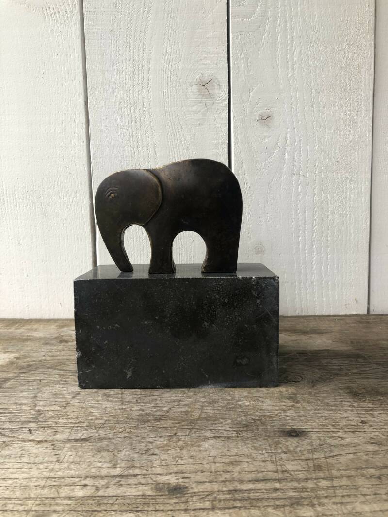 Bronzen beeldje van een abstract vormgegeven olifant in brons
