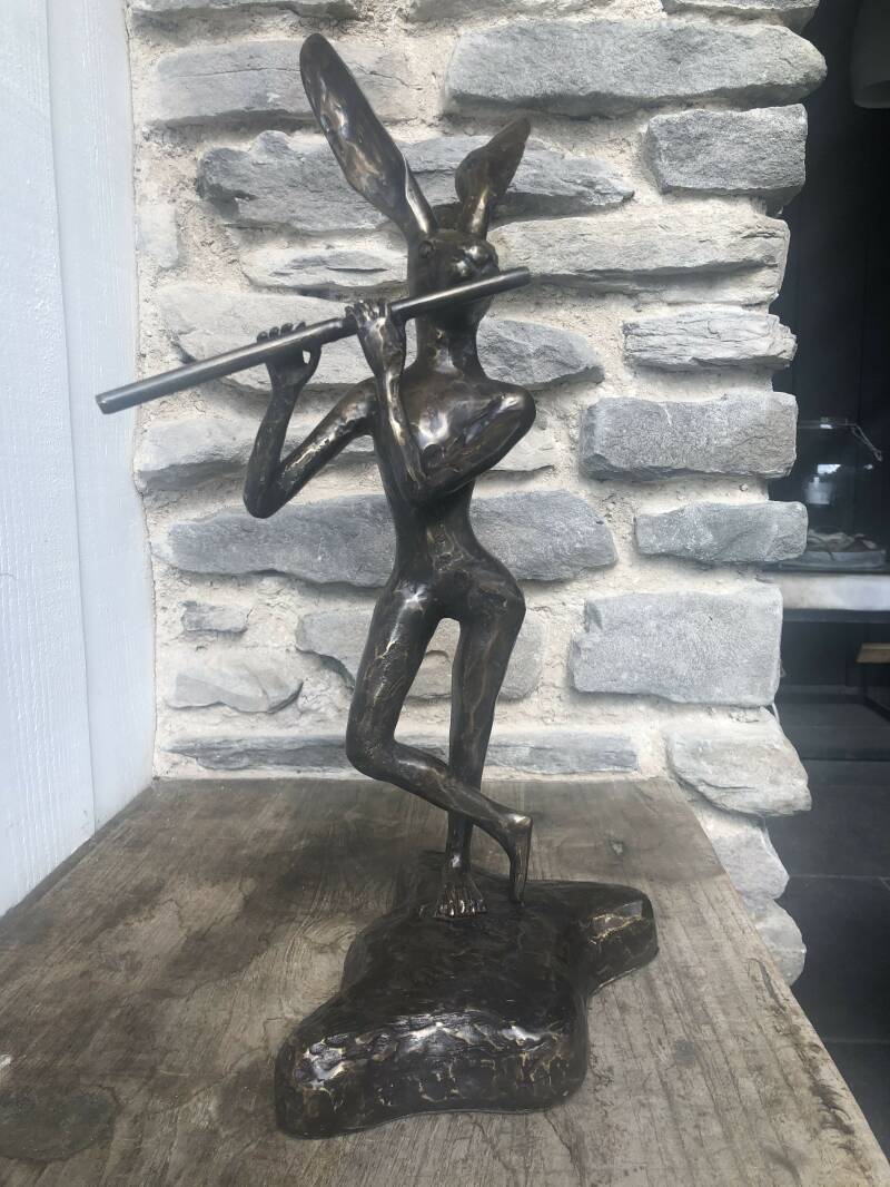 Bronzen kunst beeld van een licht abstracte haas met dwarsfluit in brons koop je bij bronzenbeelden-winkel uit Lent