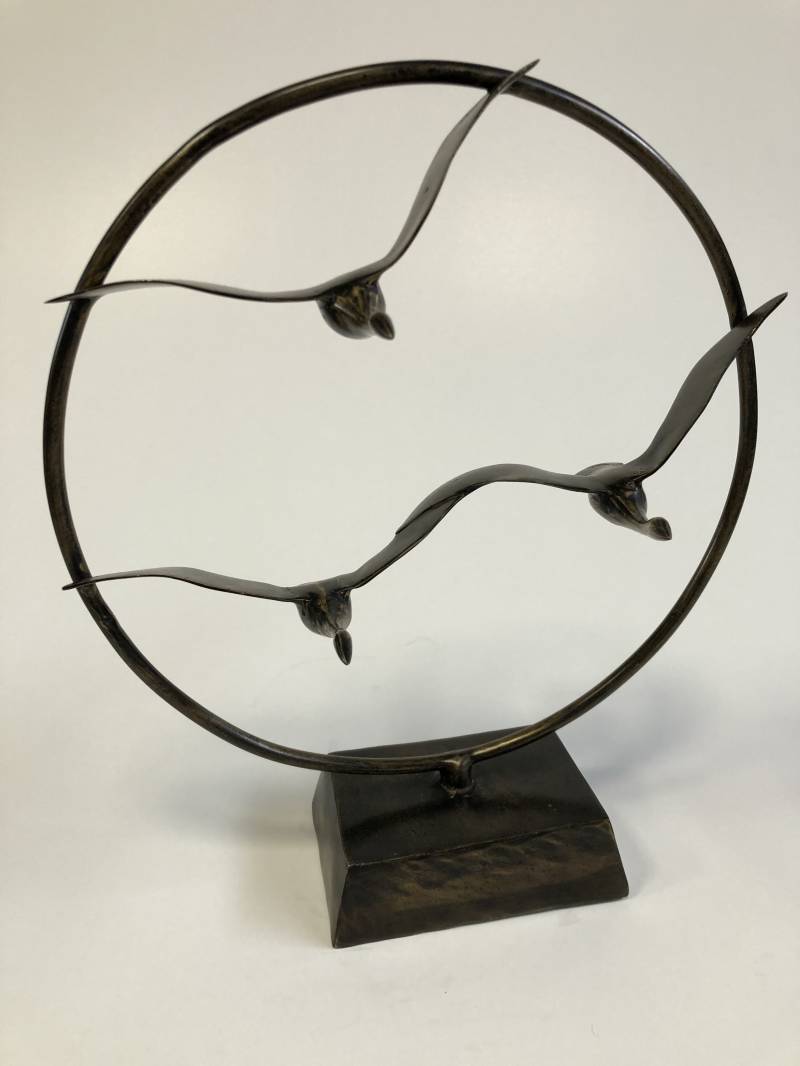 Bronzen Sculpture - zwanen vlucht van Marius Verhagen 