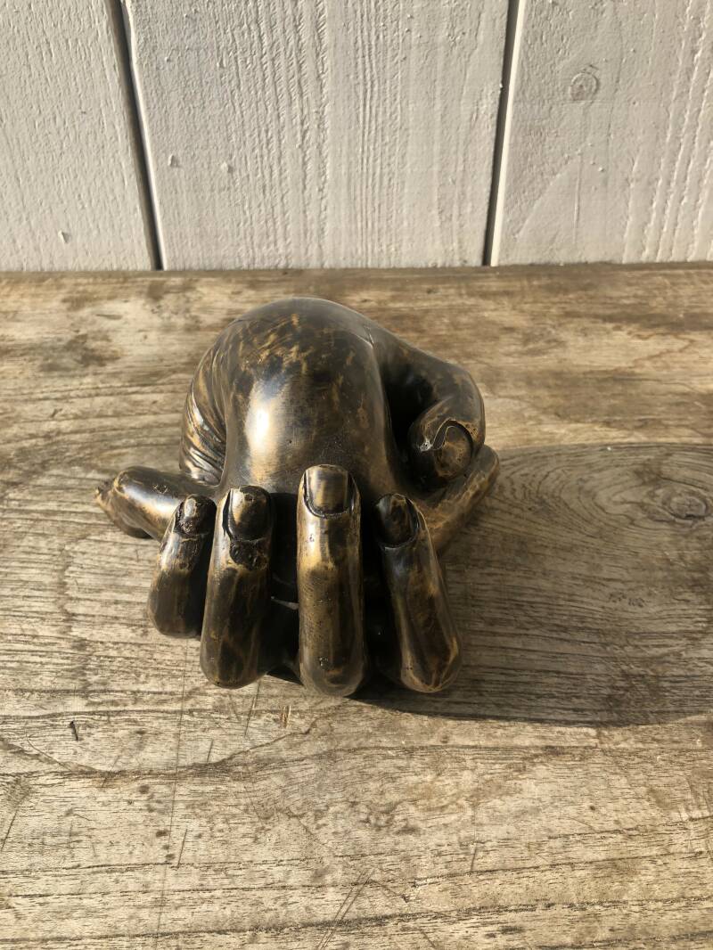 Bronzen beeldje symboliseert beschutting zoeken bij een vertrouwd iemand