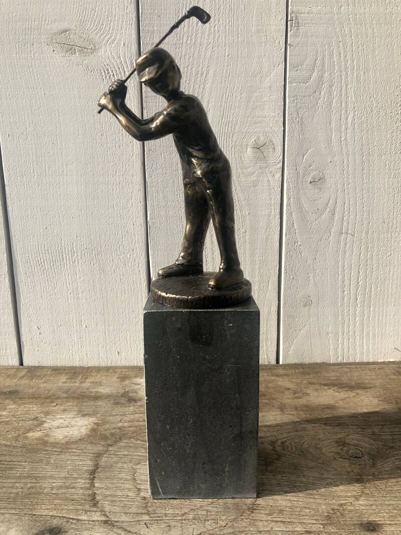 Bronzen Sport beeld van een beginnende golfspeler met pet in brons koop je bij bronzenbeelden-winkel uit Lent