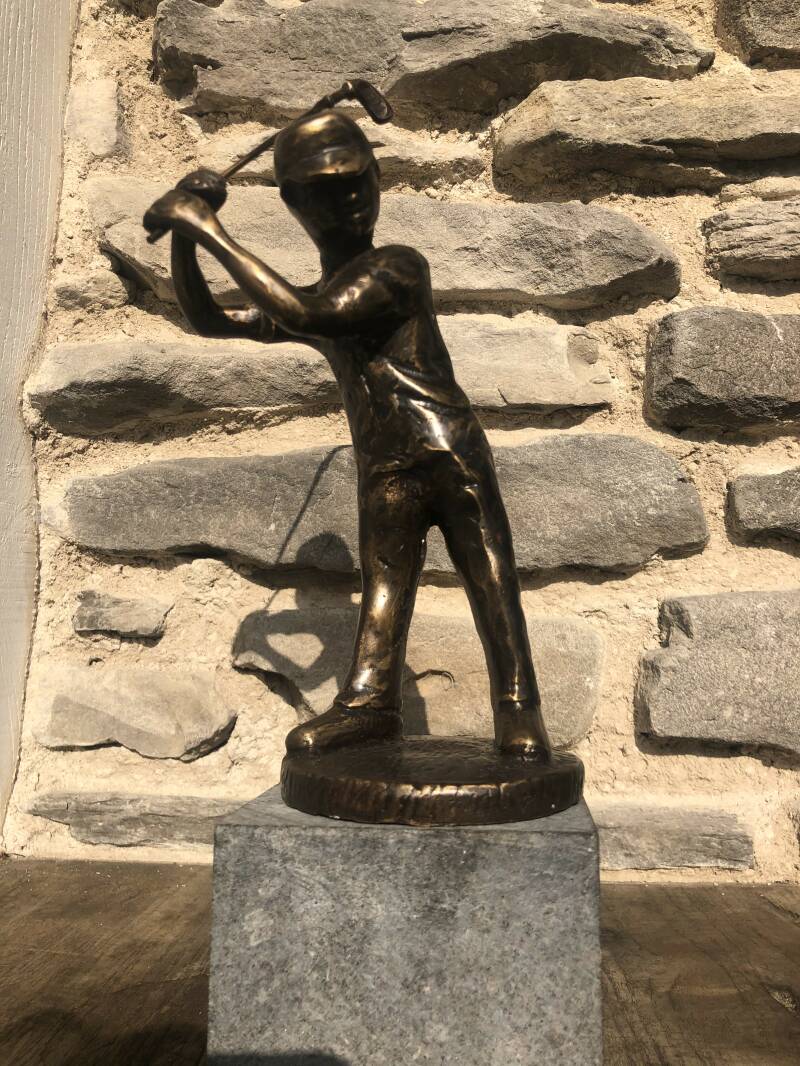 Bronzen Sport beeld van een beginnende golfspeler met pet in brons koop je bij bronzenbeelden-winkel uit Lent