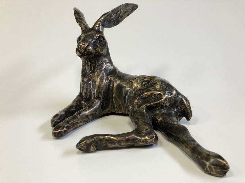 Liggende haas in brons voor fam. de Haas