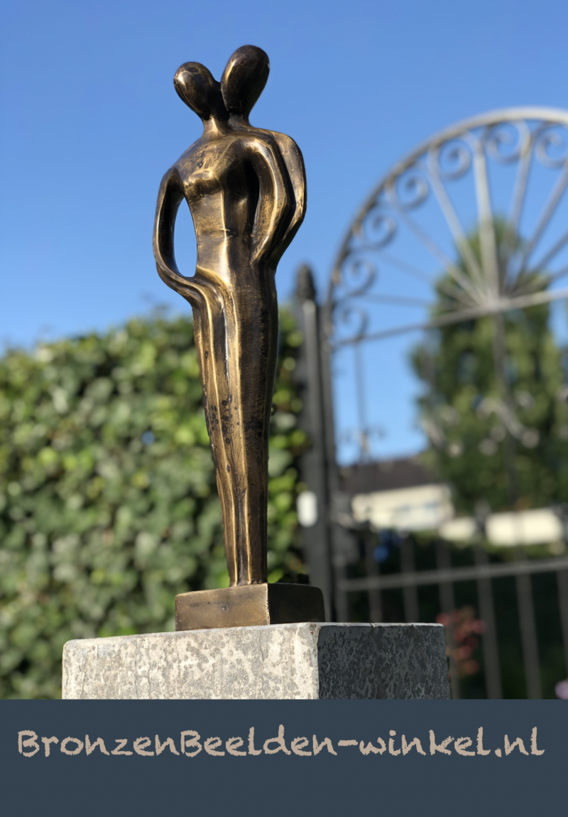 Bronzen Liefdes  kado - Liefdeskoppel "In Elkaars Armen" Brons