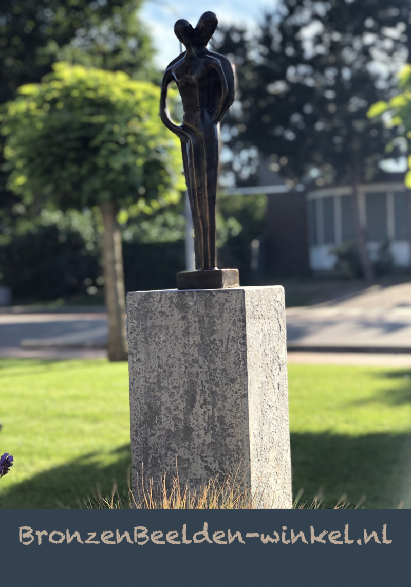 Bronzen Liefdes  kado - Liefdeskoppel "In Elkaars Armen" Brons