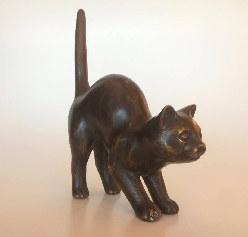 Bronzen poezen beeld van een jonge poes die de wereld gaat ontdekken