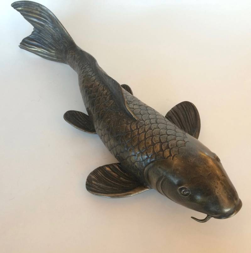 Een bronzen vijver fontein van een Koi Karper in brons, dit beeld is geschikt voor buiten