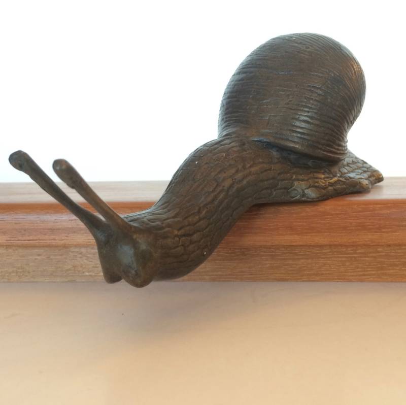 Bronzen slakken beeld van een slak op wereldreis