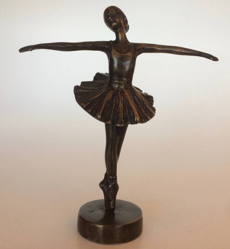 Bronzenm beeldje van een Ballerina op rond voetstuk