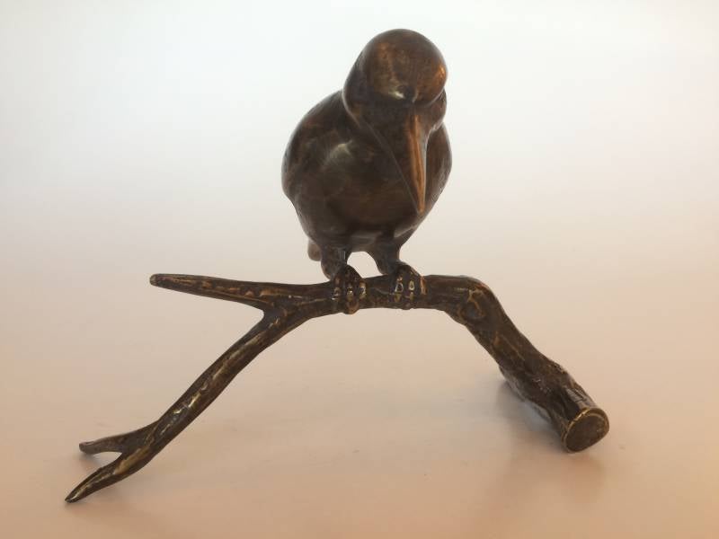 BVronzen beeldje van een ijsvogel op tak in Brons