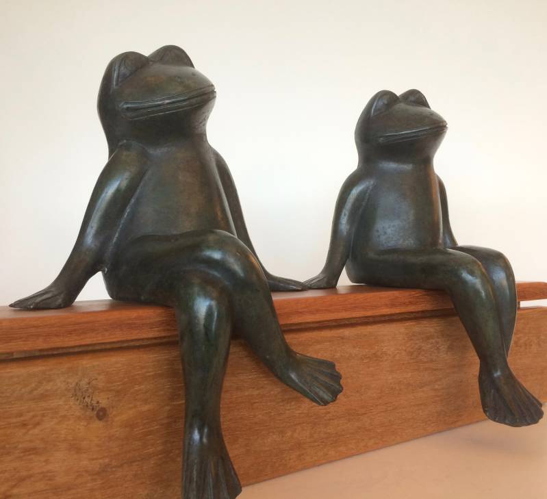 Twee groen gepatineerde grote groenen kikkers in Brons