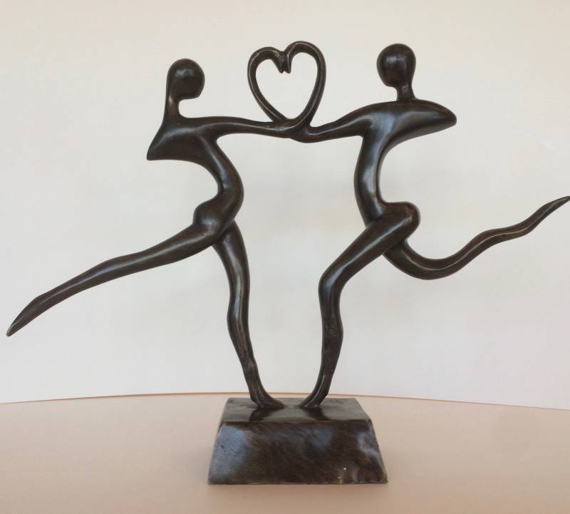 Abstract Bronzen beeld van een verliefd stel
