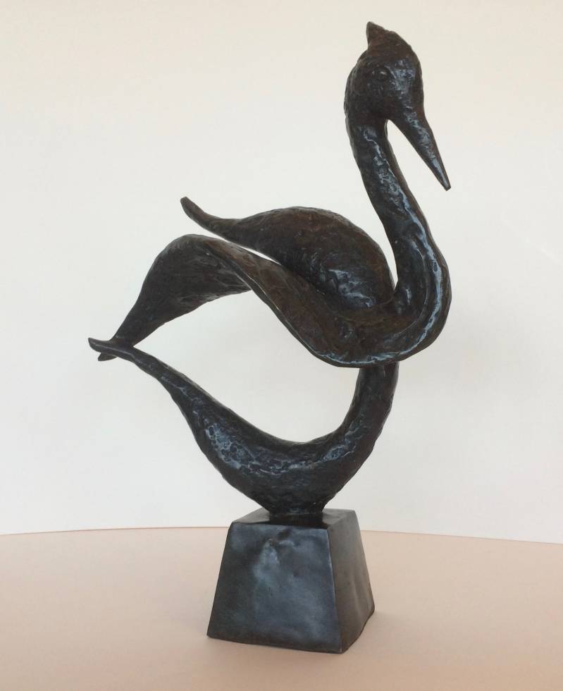 Bronzen sculptuur van een gestileerde zwaan in brons