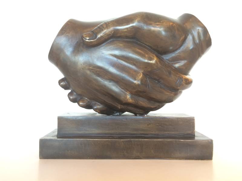 Bronzen beeld van een handdruk in Brons