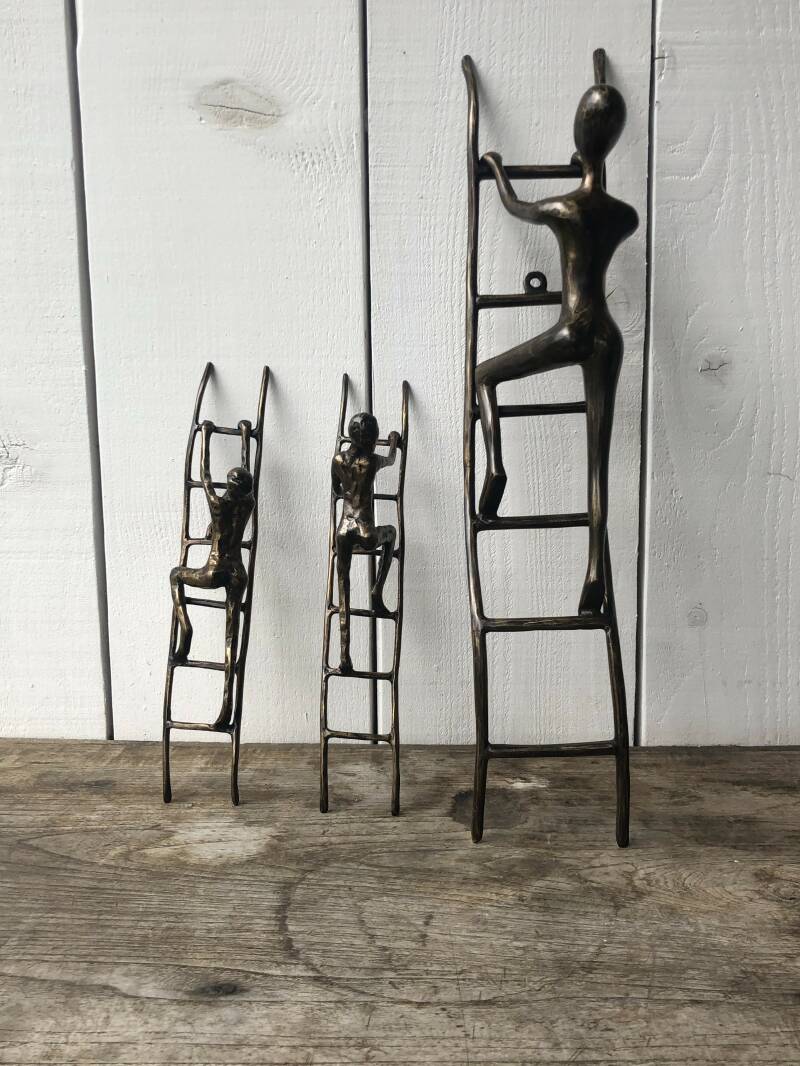 Bronzen kunst beeldje van een licht abstracte man die een ladder beklimt beschikbaar in 3 uitvoeringen koop je bij bronzenbeelden-winkel uit Lent