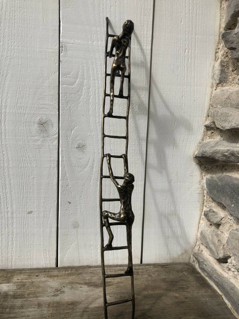Bronzen kunst beeldje van twee licht abstracte mannen die een ladder beklimmen beschikbaar in 4 uitvoeringen koop je bij bronzenbeelden-winkel uit Lent