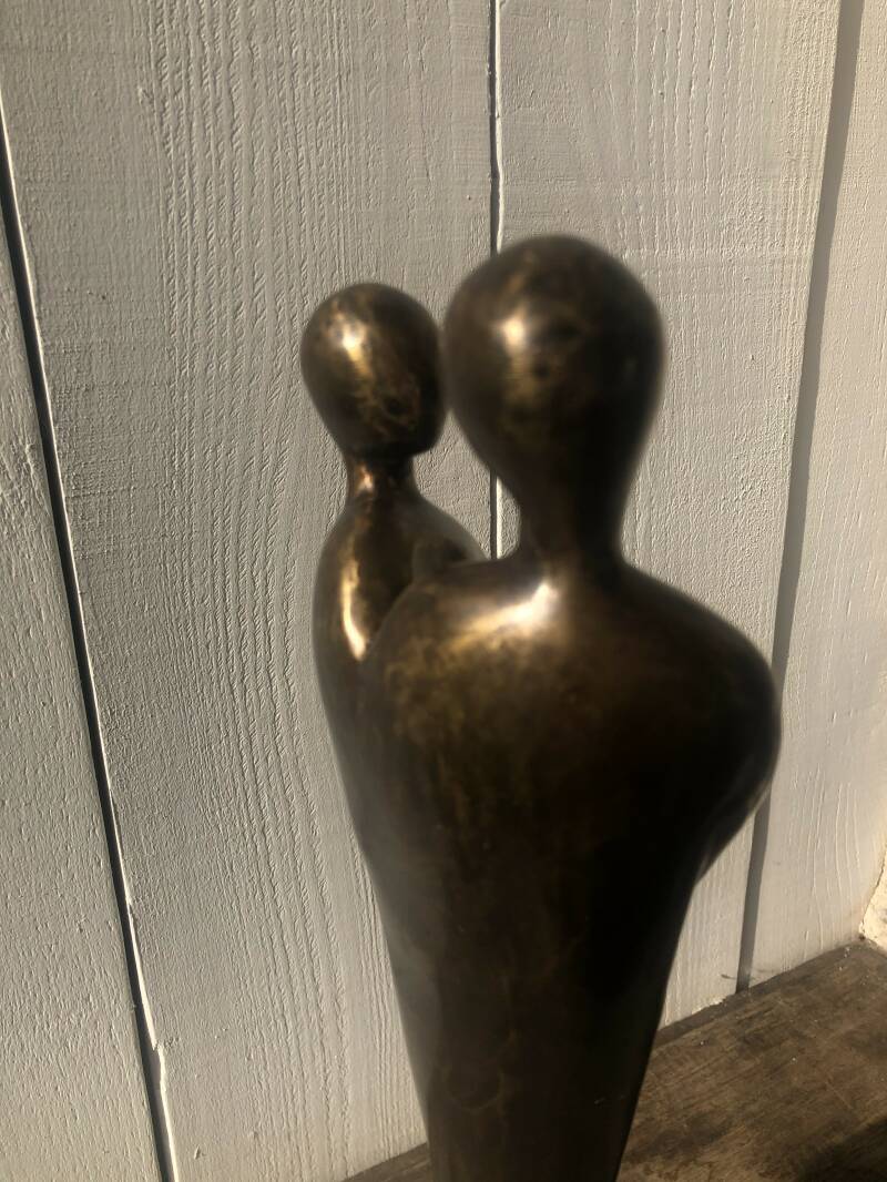 Bronzen Liefdes  kado - Liefdeskoppel met symbolisch hart in het middel op bronzen sokkel