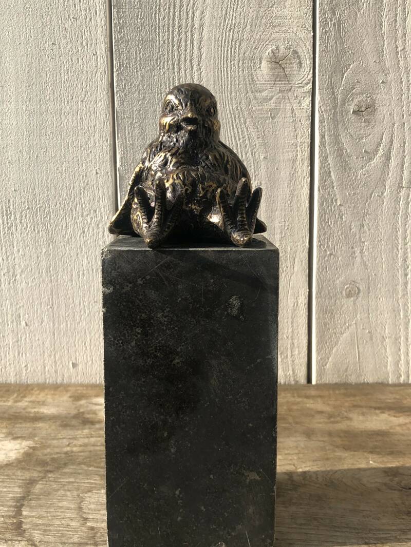 Heerlijk bronzen beeldje van een lekker lui kippen kuikentje die zijn buikje net rond heeft gegeten van dé BronzenBeelden-winkel LENT