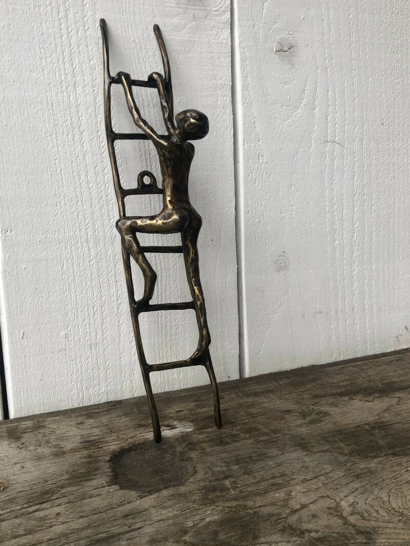 Bronzen kunst beeldje van een licht abstracte man die een ladder beklimt en omhoog kijkt koop je bij bronzenbeelden-winkel uit Lent
