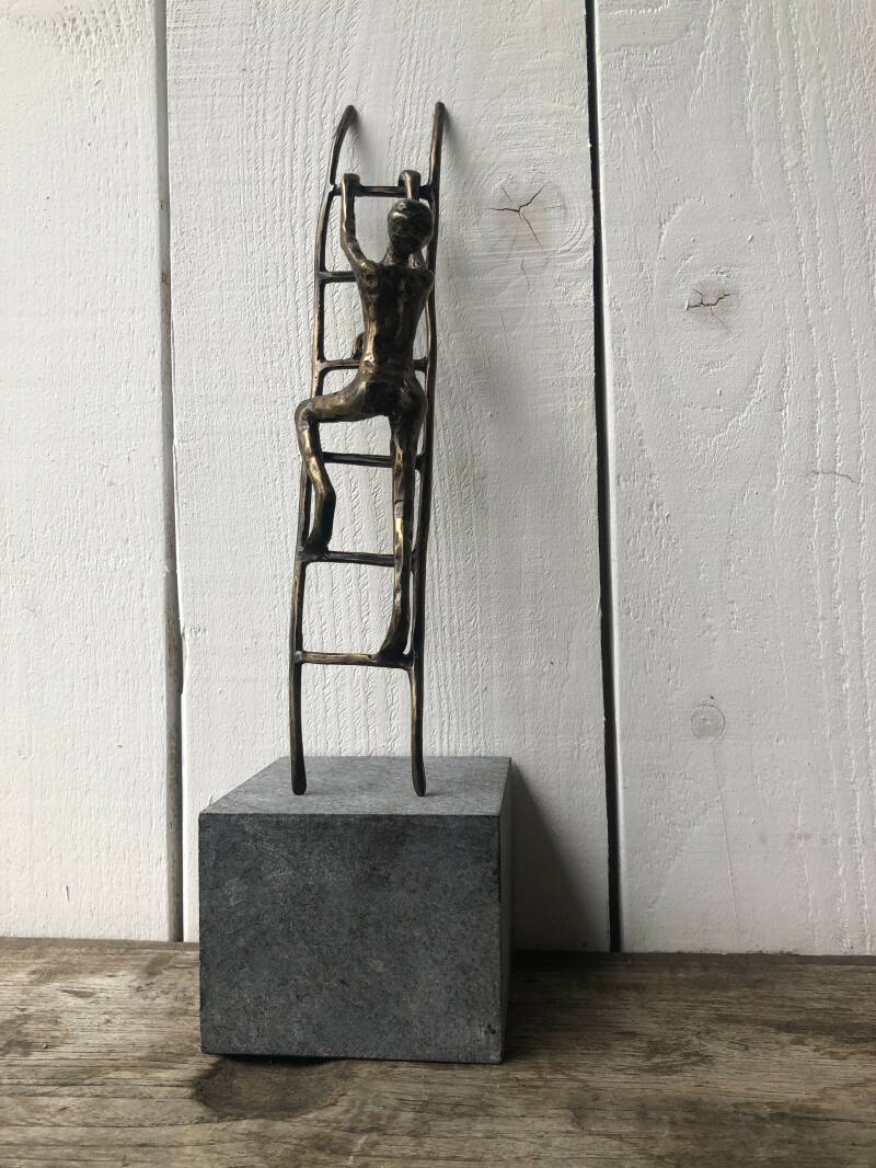 Bronzen kunst beeldje van een licht abstracte man die een ladder beklimt en omlaag kijkt koop je bij bronzenbeelden-winkel uit Lent