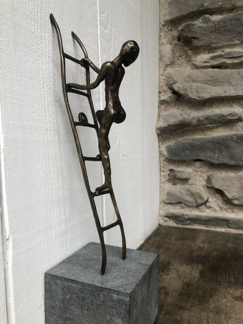 Bronzen kunst beeldje van een licht abstracte man die een ladder beklimt en omlaag kijkt koop je bij bronzenbeelden-winkel uit Lent
